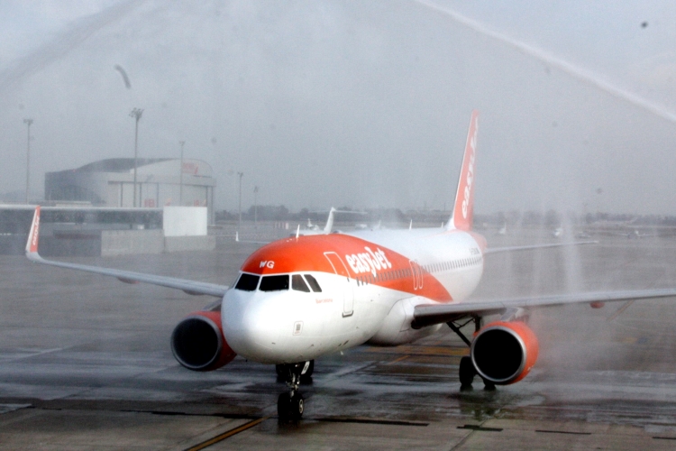An Easyjet A320 plane at the Barcelona airport on February 3, 2016 (by Àlex Recolons)